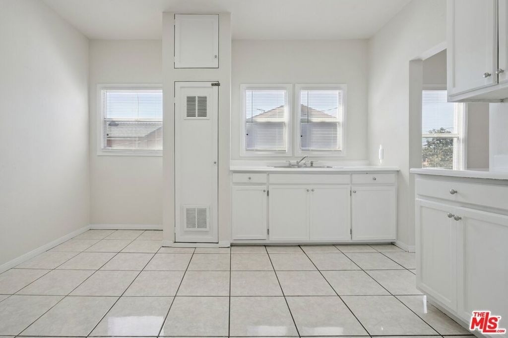 1464 3/4 W 35th Place - Photo 2