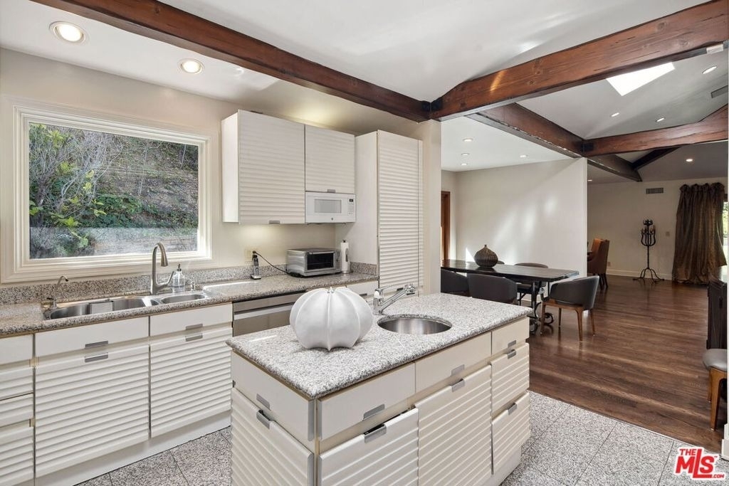 105 N Glenroy Avenue - Photo 13