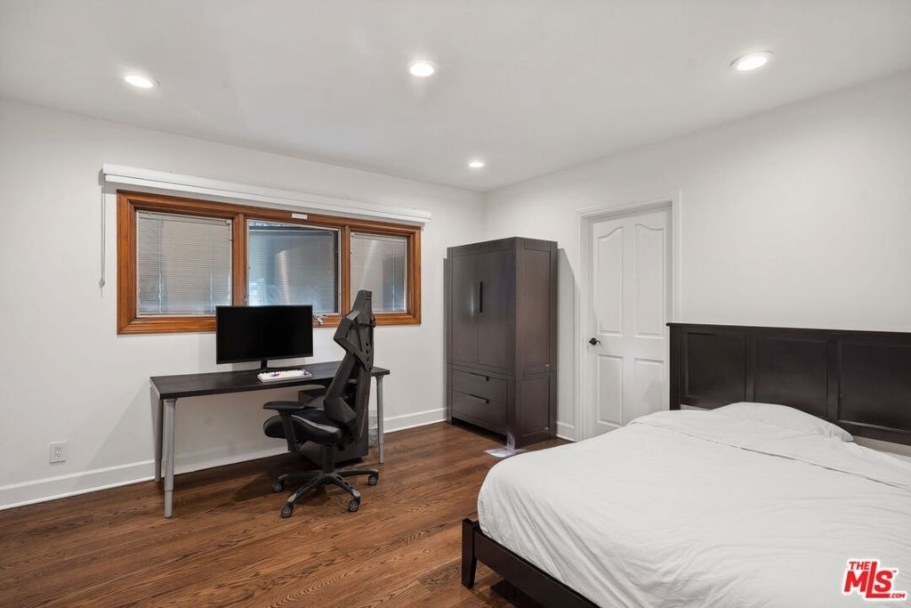 105 N Glenroy Avenue - Photo 22