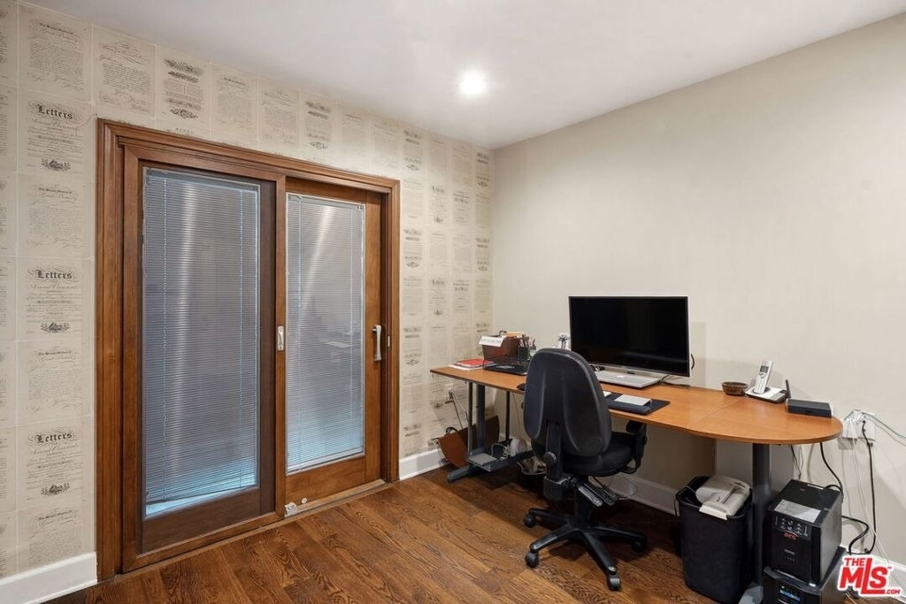 105 N Glenroy Avenue - Photo 23