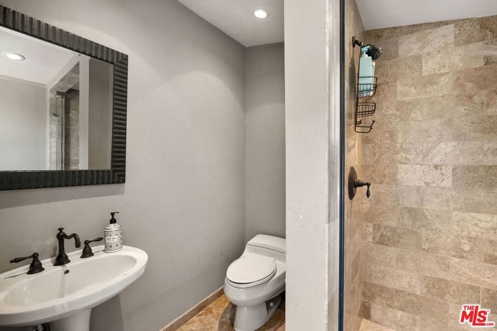 105 N Glenroy Avenue - Photo 35