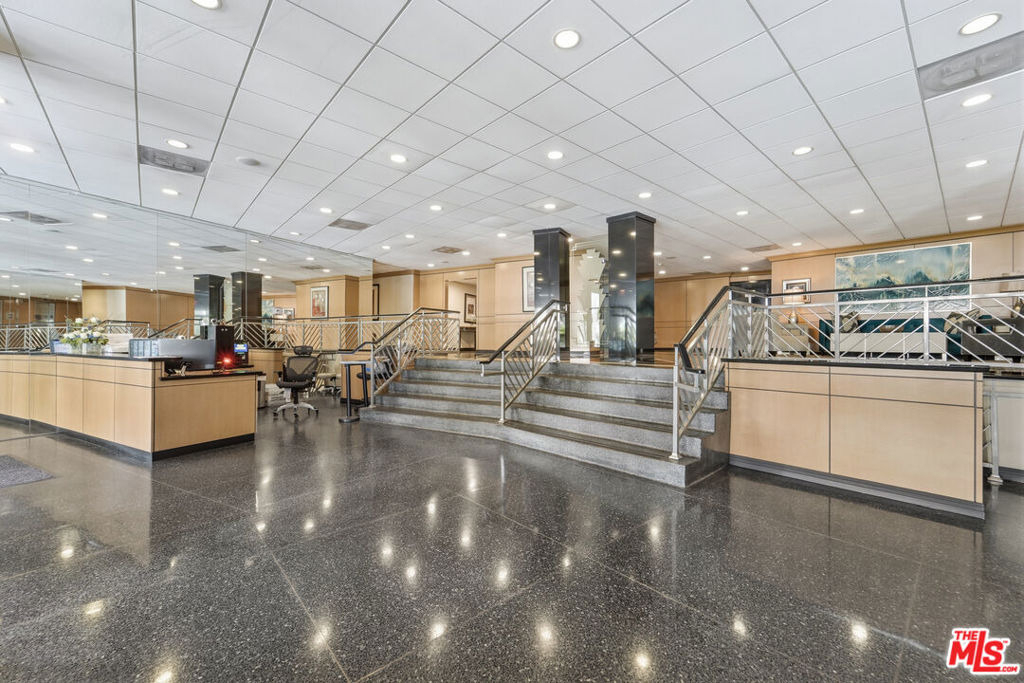 100 S Doheny Drive - Photo 2