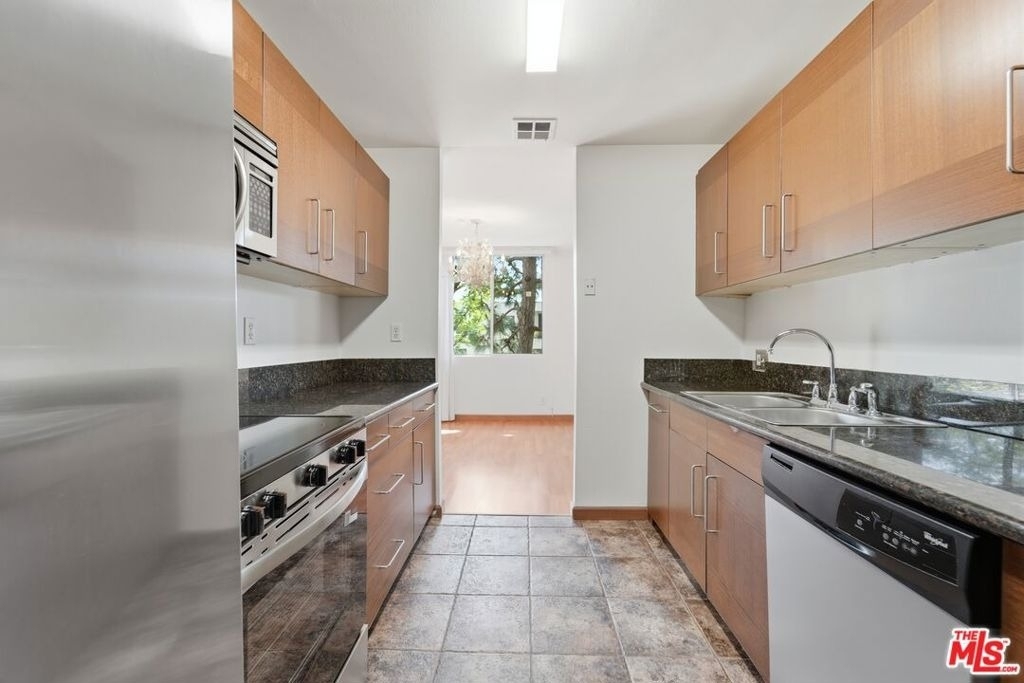 100 S Doheny Drive - Photo 16