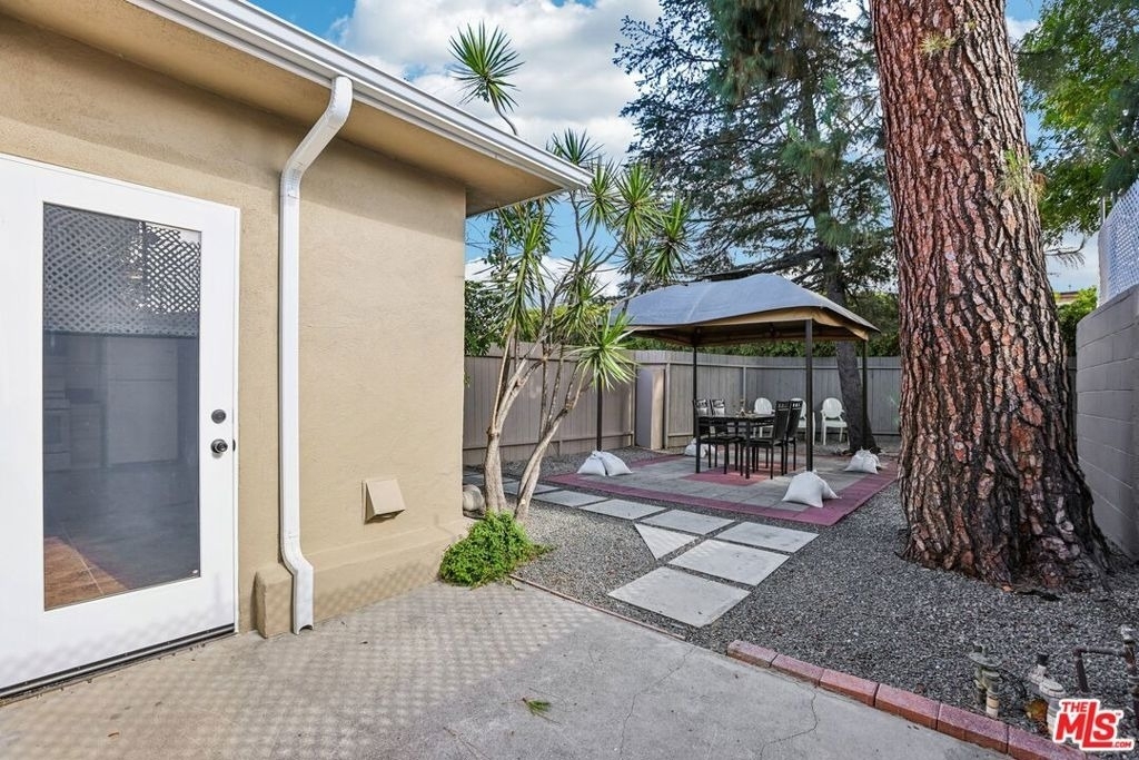 6727 1/2 Orion Avenue - Photo 23