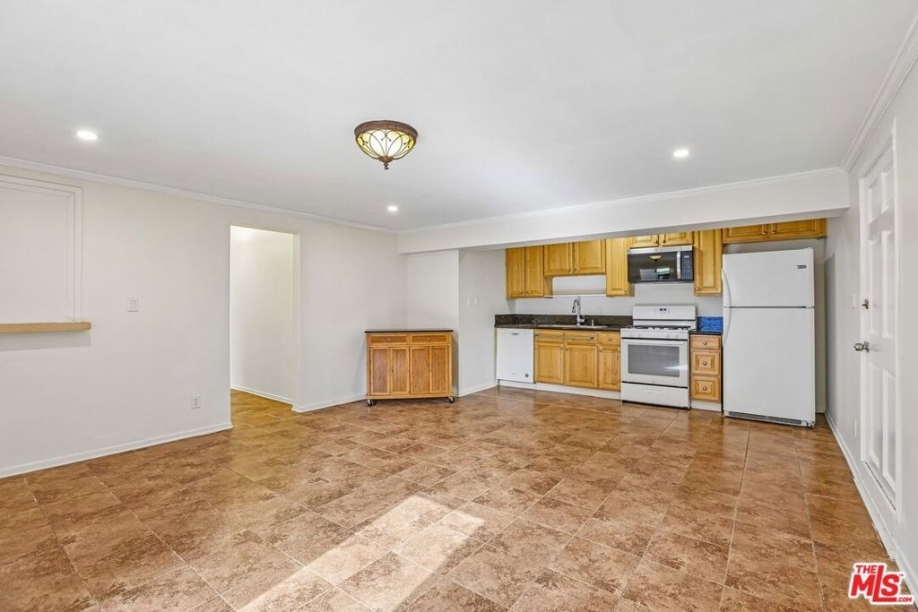 6727 1/2 Orion Avenue - Photo 11
