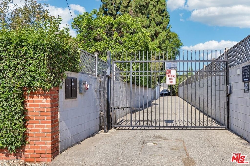 6727 1/2 Orion Avenue - Photo 5