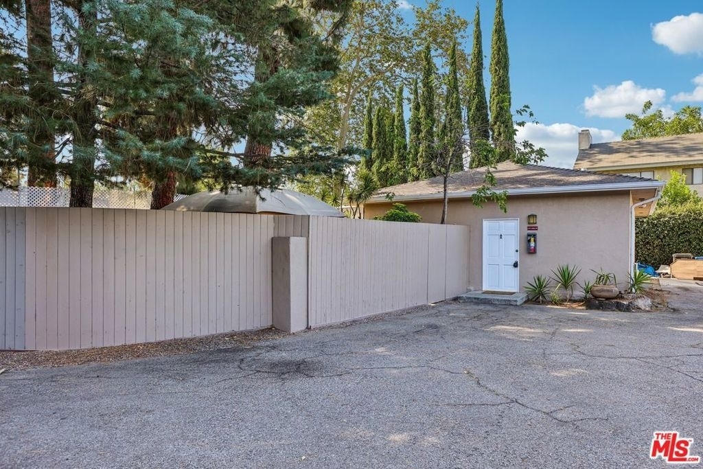 6727 1/2 Orion Avenue - Photo 2
