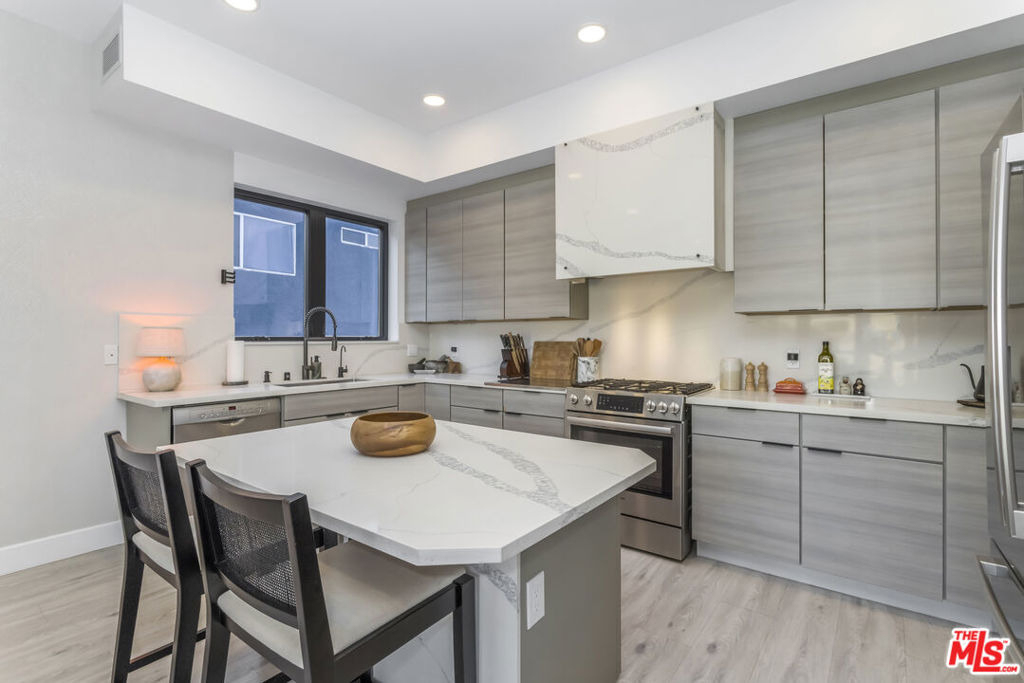 137 N Doheny Drive - Photo 5