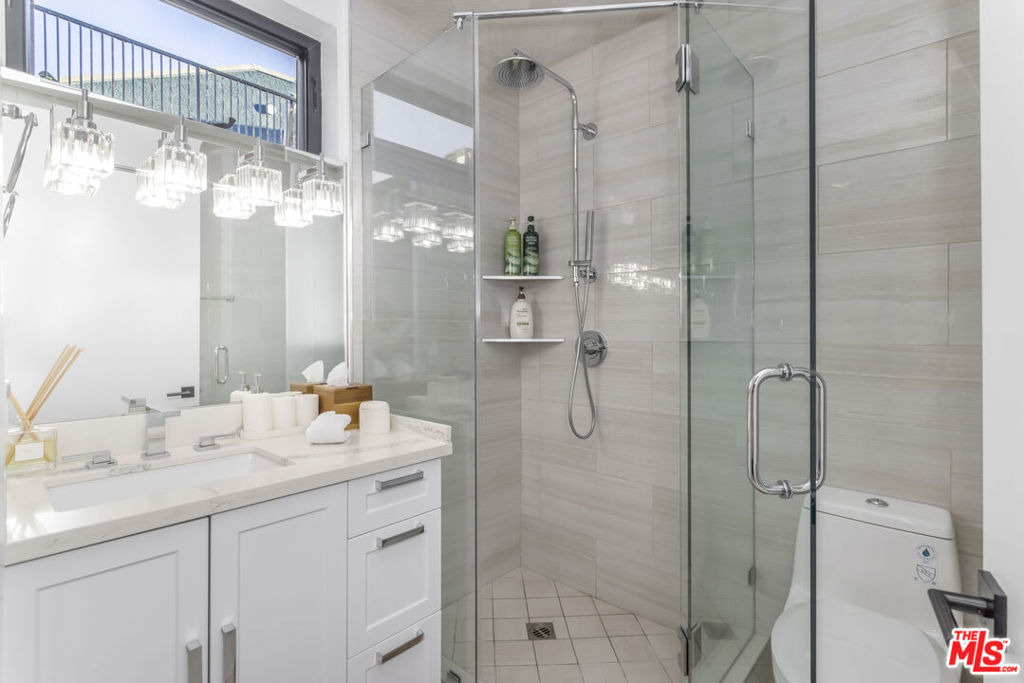 137 N Doheny Drive - Photo 16