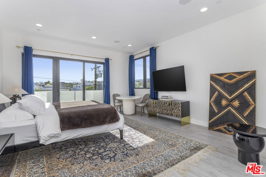 137 N Doheny Drive - Photo 8