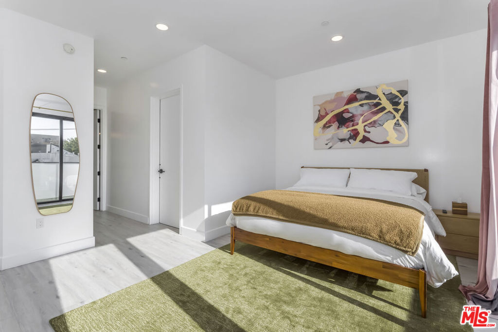137 N Doheny Drive - Photo 12