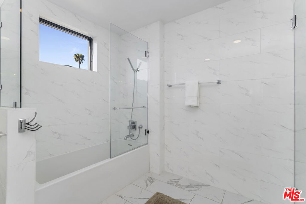 137 N Doheny Drive - Photo 10