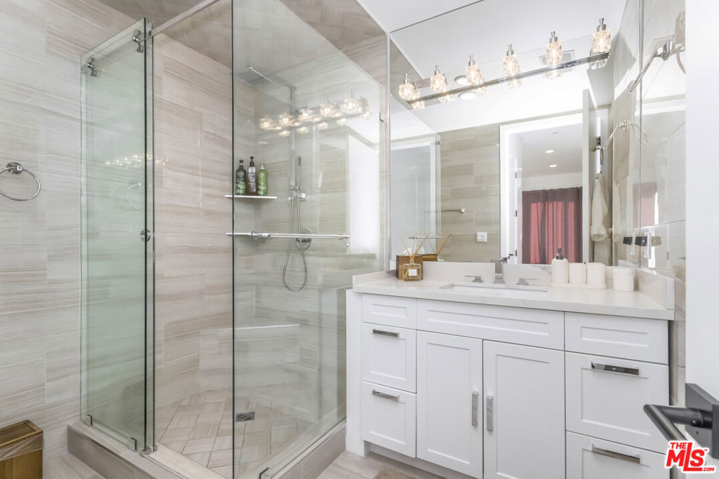 137 N Doheny Drive - Photo 13