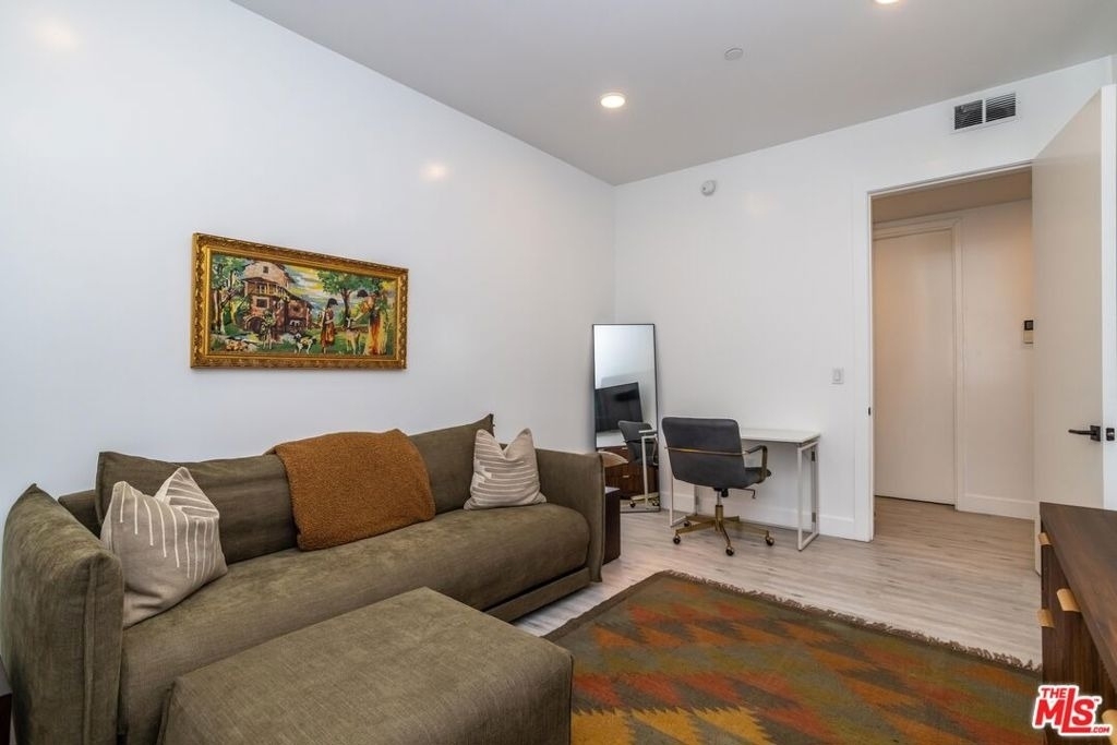 137 N Doheny Drive - Photo 18