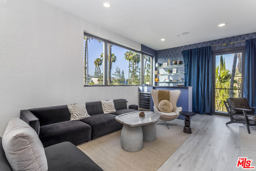 137 N Doheny Drive - Photo 3