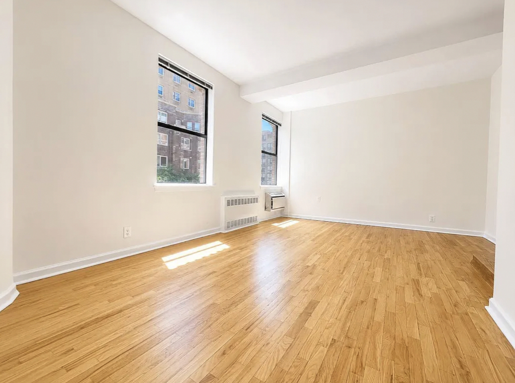 East 12th st - Photo 7