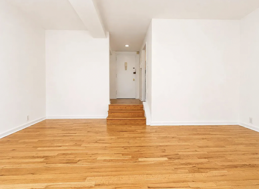 East 12th st - Photo 1