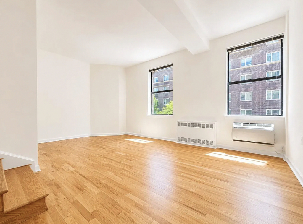 East 12th st - Photo 0