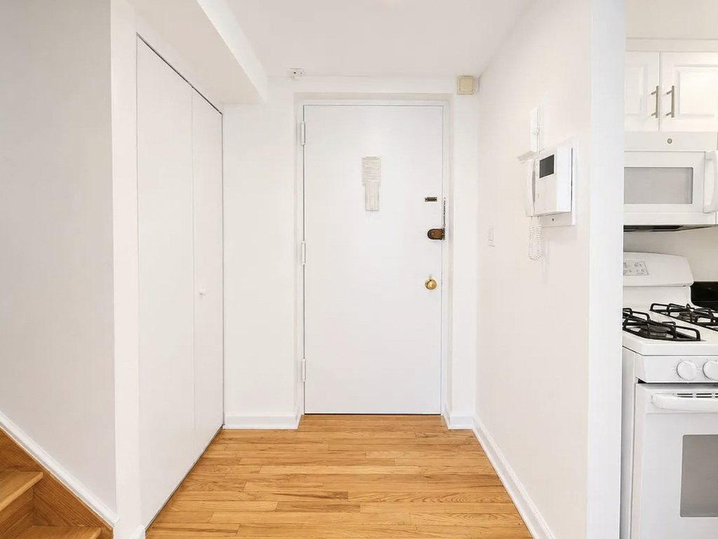 East 12th st - Photo 2