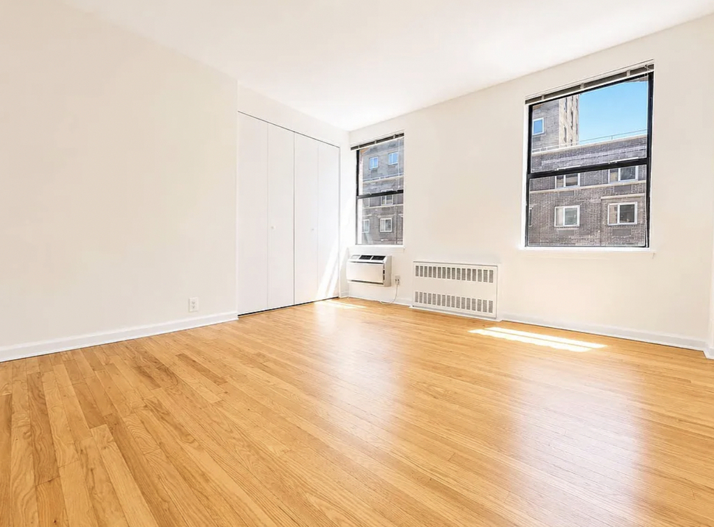 East 12th st - Photo 5