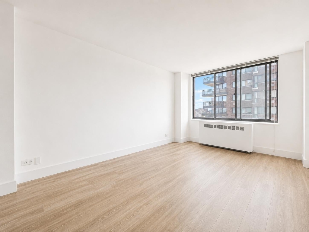 1735 York Avenue - Photo 3