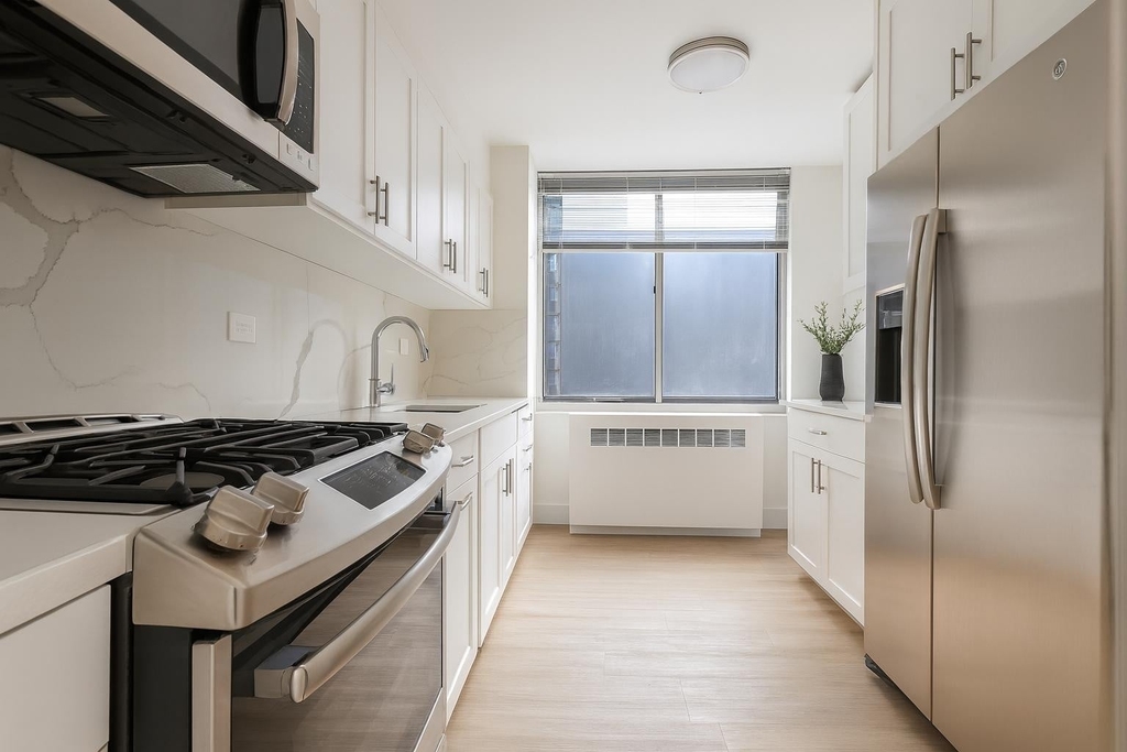 1735 York Avenue - Photo 2
