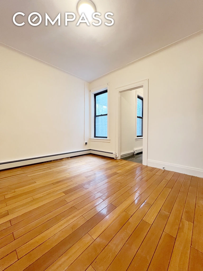 Gates Avenue - Photo 1