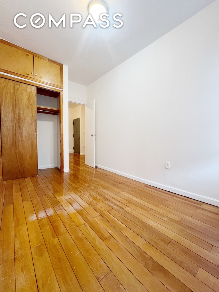 Gates Avenue - Photo 2