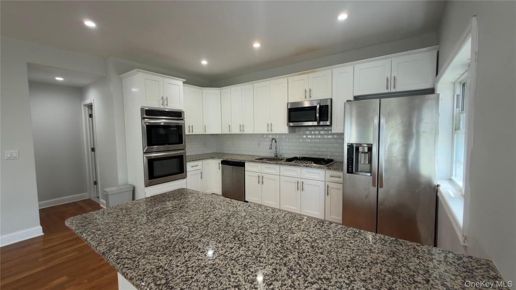10 Greenwich Avenue - Photo 16