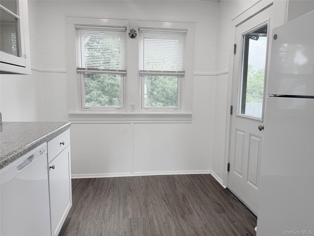 406 Tower Avenue - Photo 3