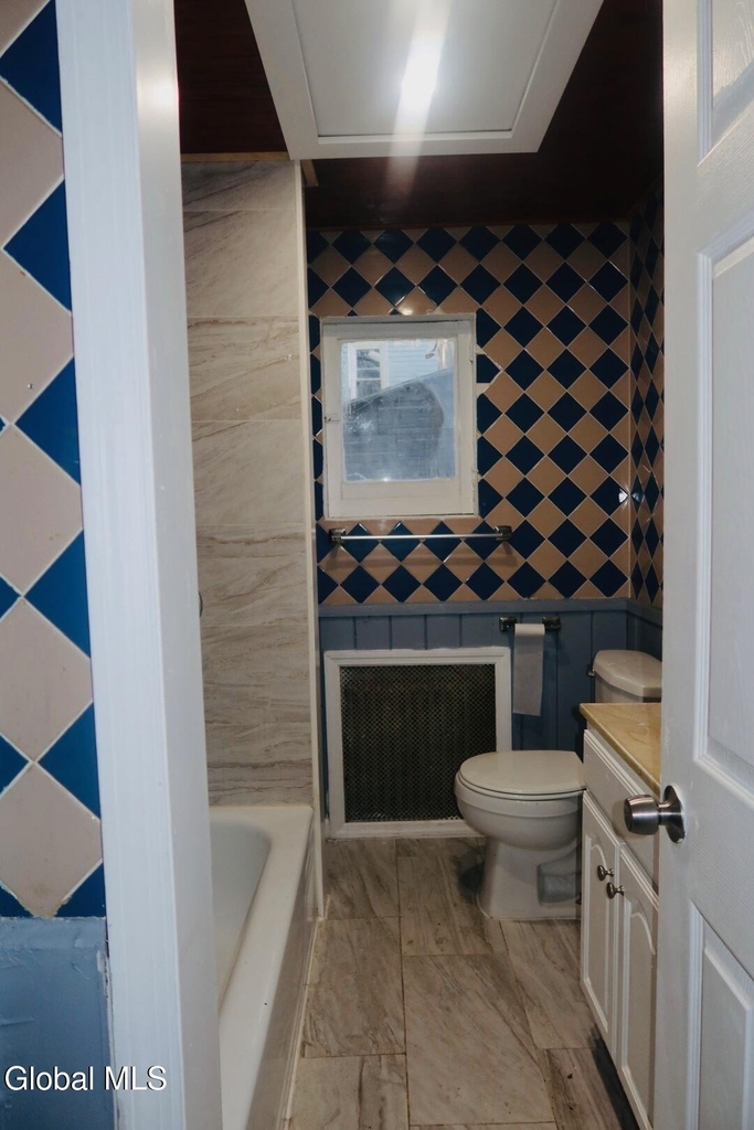 1066 Howard Street - Photo 4