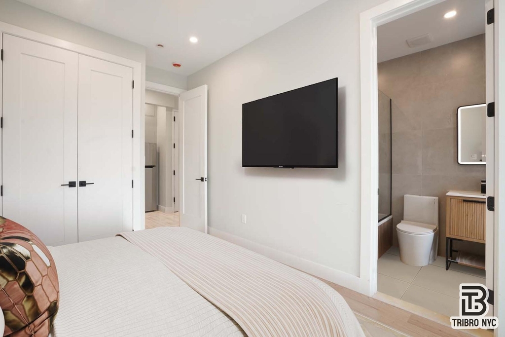 92 Manhattan Avenue - Photo 3