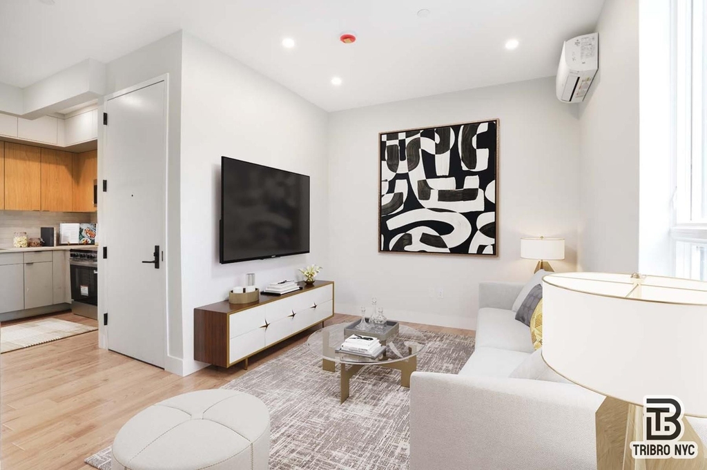 92 Manhattan Avenue - Photo 0