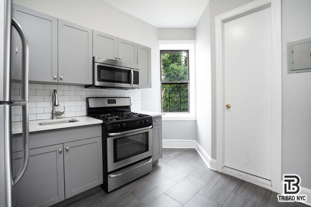 688 10th Avenue - Photo 2
