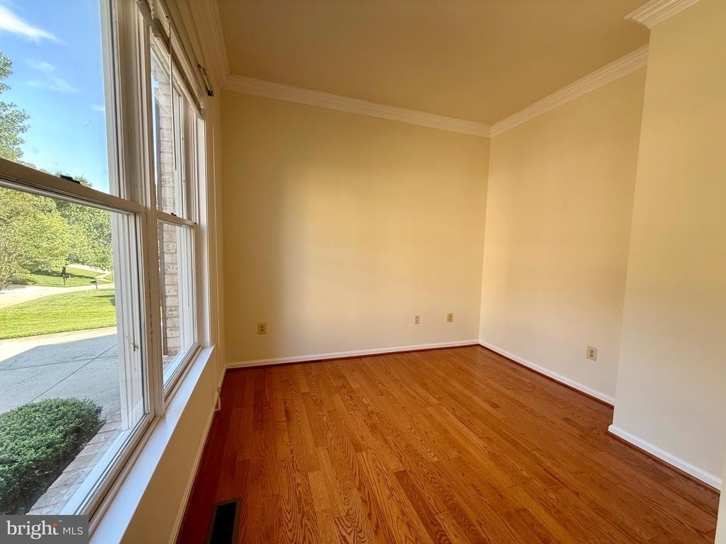 10006 Manor Place - Photo 9