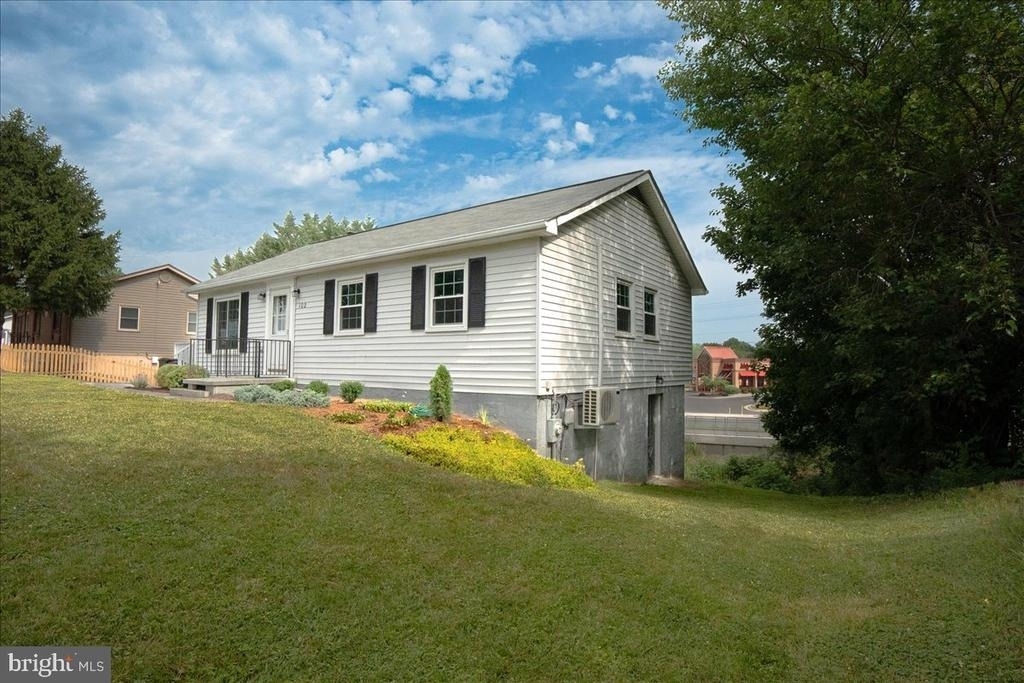 102 Linwood Court - Photo 0
