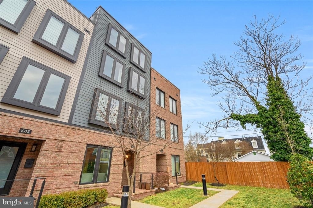 607 Slade Court - Photo 0