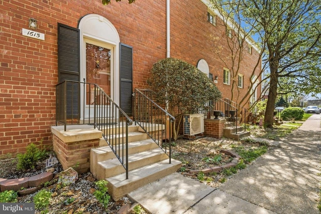 1615 Mount Eagle Place - Photo 2