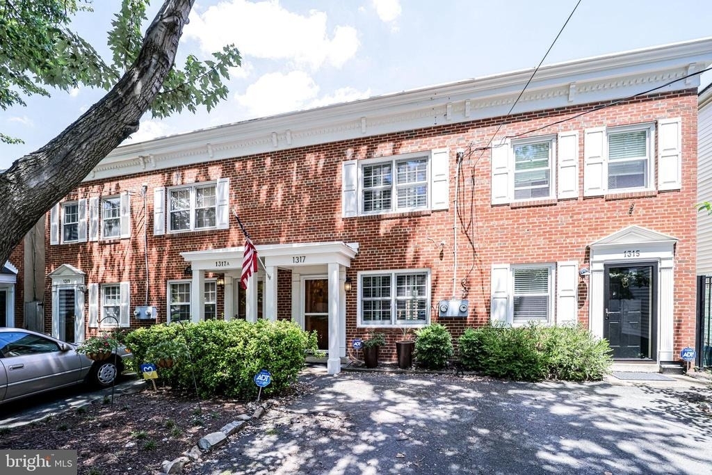 1317 Queen Street - Photo 1