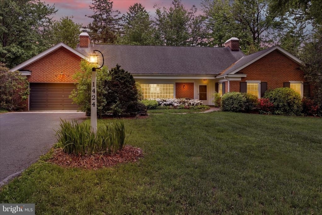 1424 Center Road - Photo 2