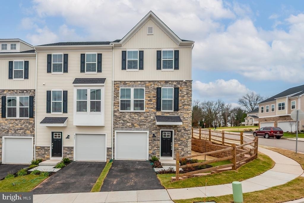 923 Magnolia Lane - Photo 1