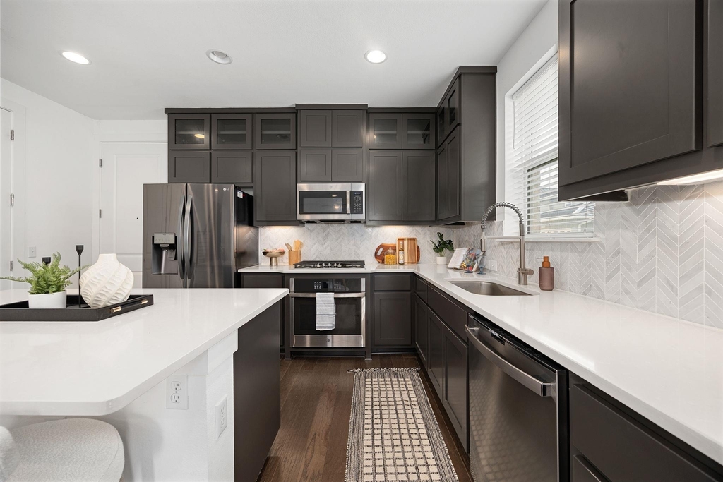 2409 Simond Ave - Photo 7