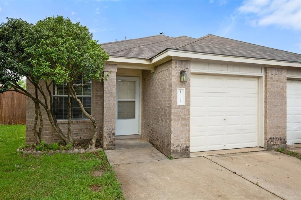 1225 Orchard Park Cir - Photo 0