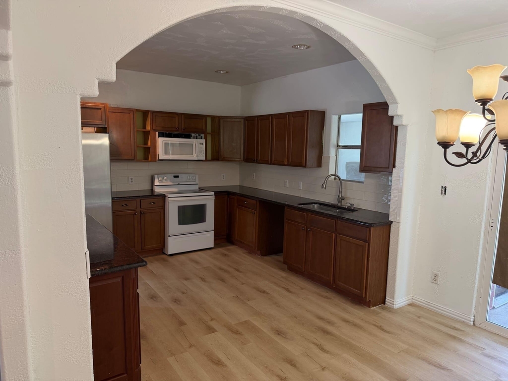 21840 Ann Showers Dr - Photo 2