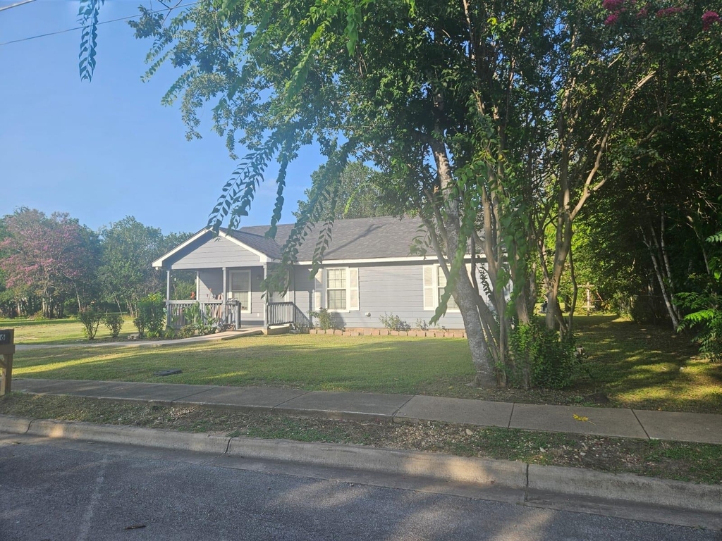 606 Trinity St - Photo 2