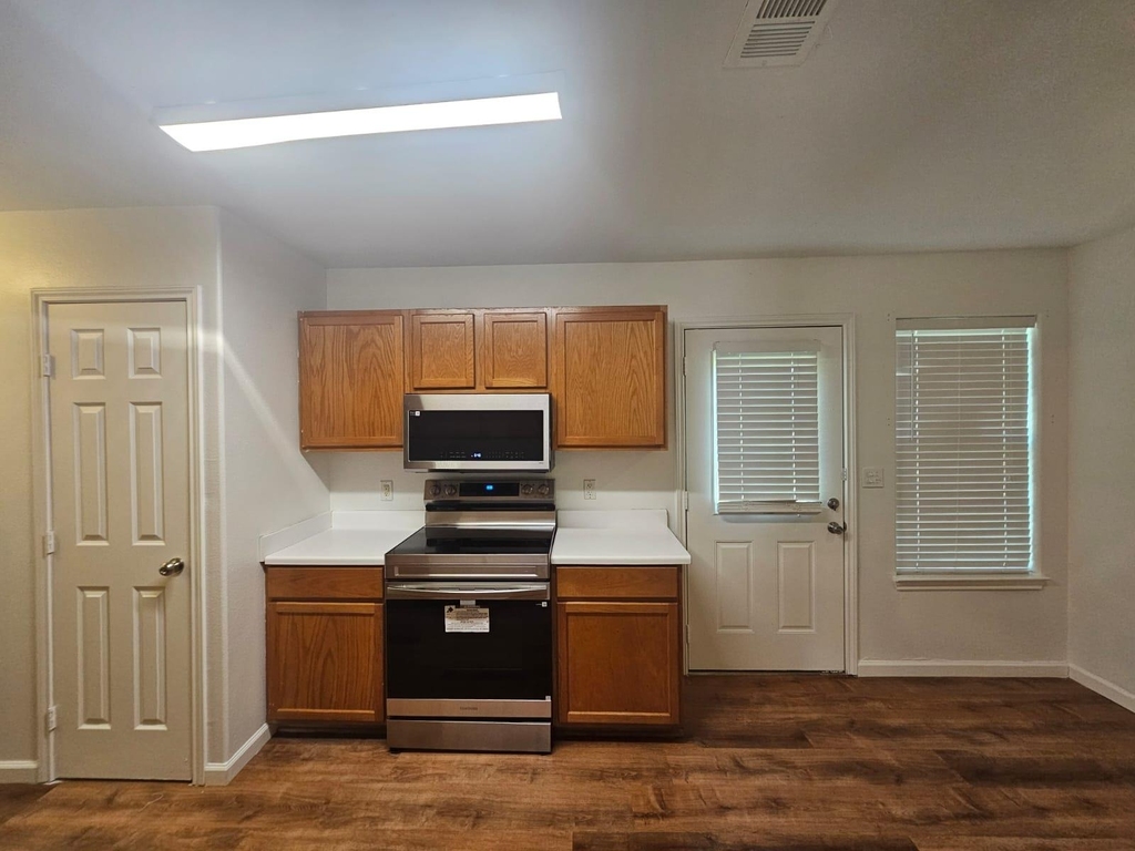 606 Trinity St - Photo 5