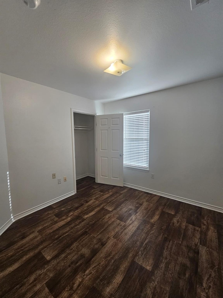 606 Trinity St - Photo 8