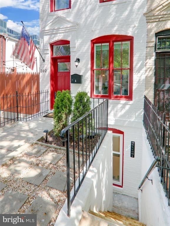 202 F Street Ne - Photo 2
