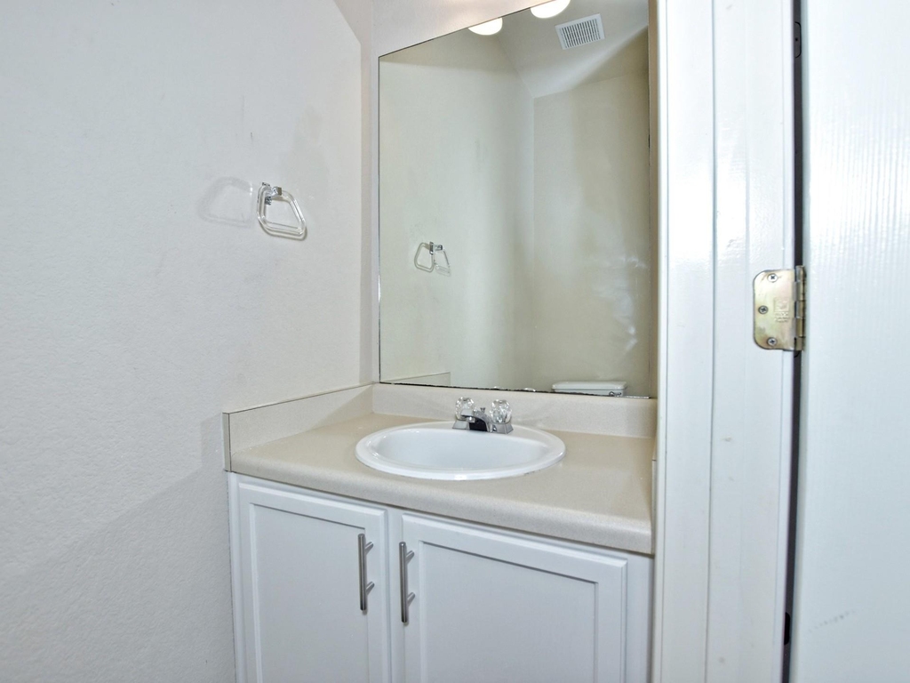 917 E 3rd St - Photo 8
