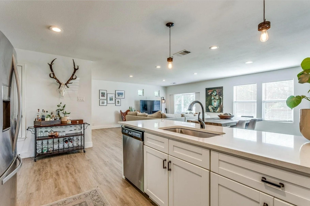 748 Wales Way - Photo 3